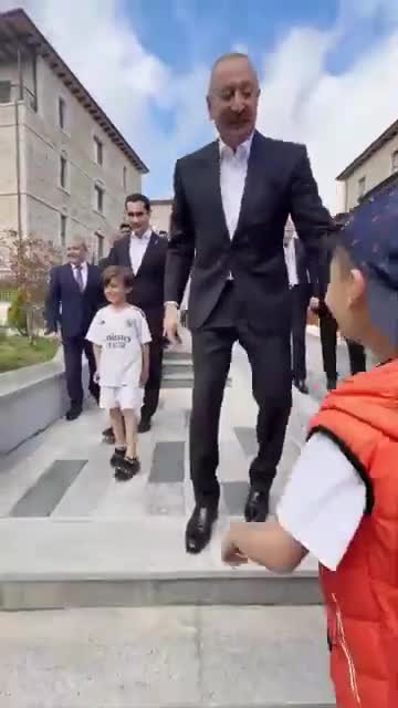 İlham baba, olar öz telefonumuzla şəkil çəkdirək?