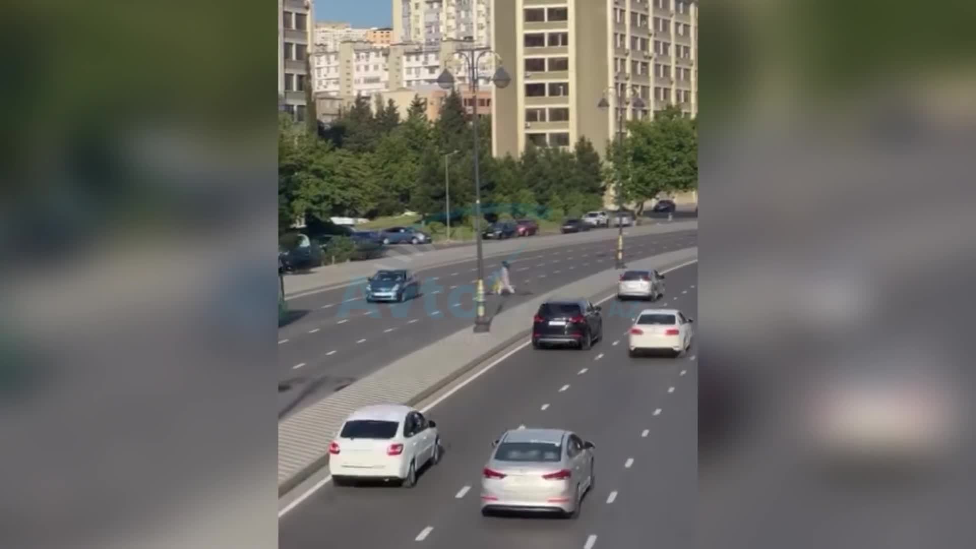 Qadın azyaşlı övladı ilə 8 zolaqlı yolu keçdi