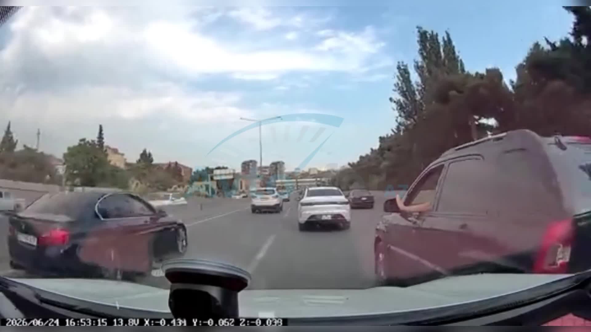 Avtomobili sıxışdırıb təhlükə yaratdı
