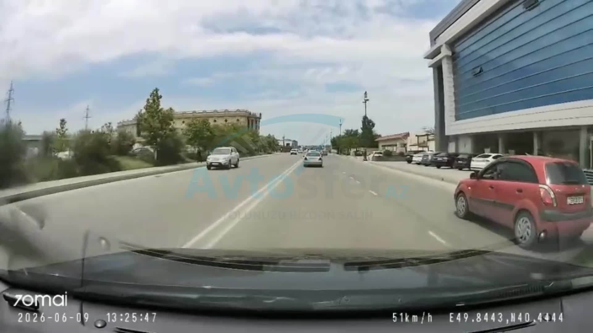 Riskli manevrlər edən sürücü qoşa xətdən əks yola çıxdı