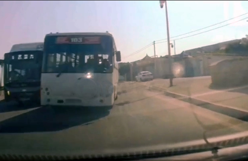 Bakıda sərnişin avtobusu əks yola keçərək təhlükə yaratdı