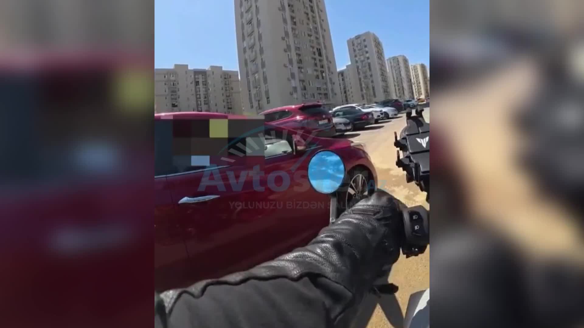 Yaşayış kompleksində sürücülük dərsi keçən təlimçi 
