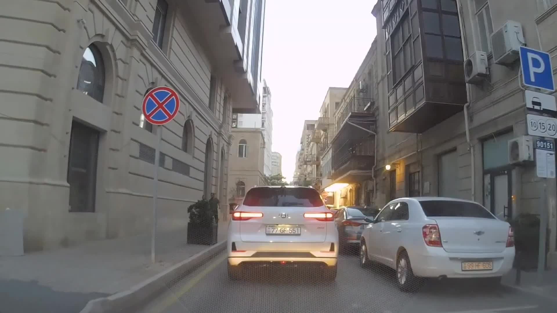 Yolu bağlayıblar, amma nişanı çıxarmaq yaddan çıxıb