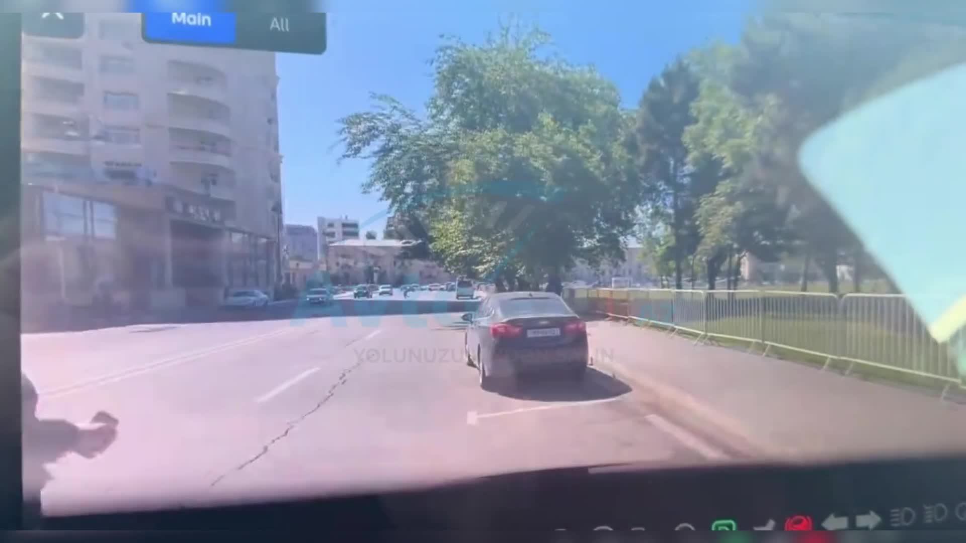 Yaşlı qadın avtomobilin qarşısına qaçdı 
