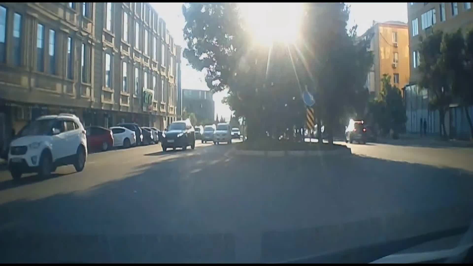 Parklanma yerindən çıxan sürücü özünü sola dönən maşına çırpdı