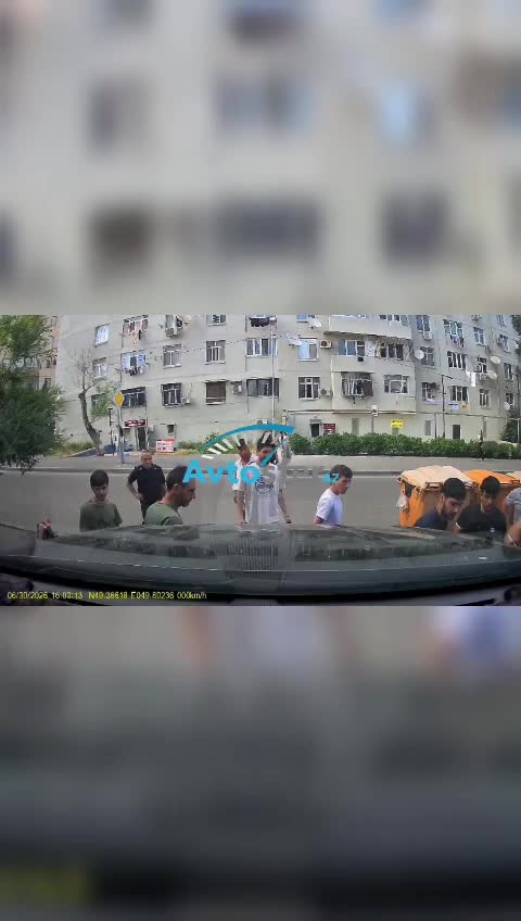 Pilləkəndən düşən maşını qadın çiyni ilə çıxardı