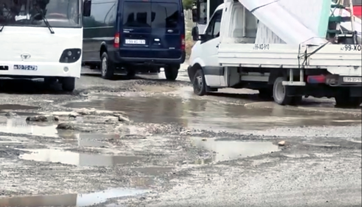 Tikilməkdə olan yol və körpünü su basdı,