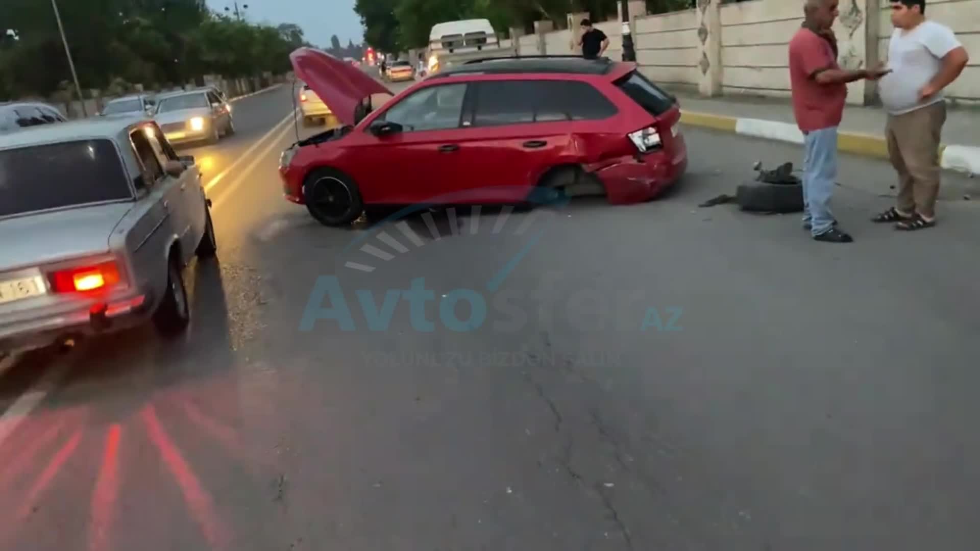“Mercedes” dayanmış avtomobilə çırpıldı