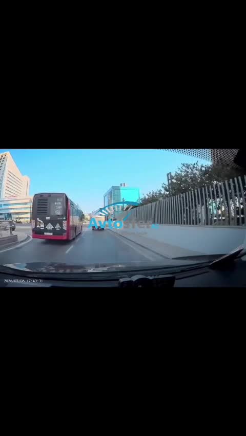 Sağa dönən iri nəqliyyat vasitələrinə yaxınlaşma