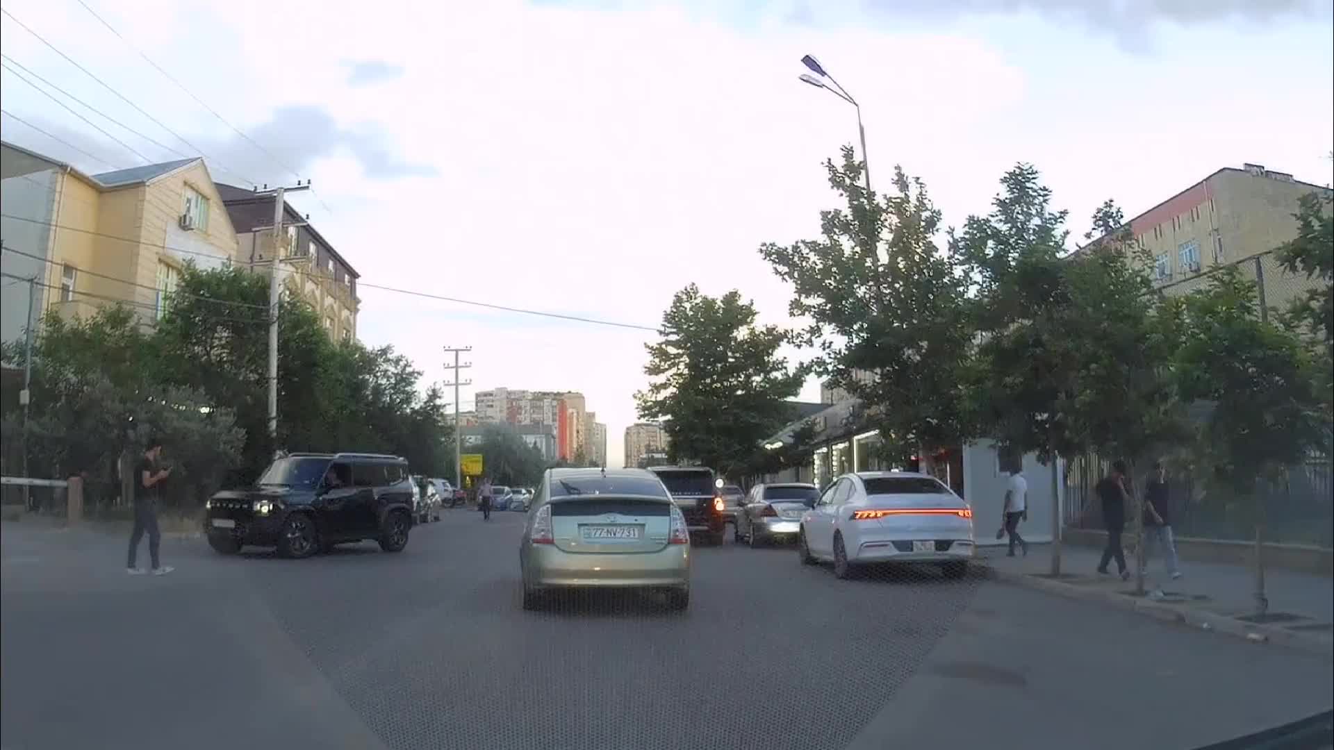 Bu küçəyə girən sürücülər birinci zolaqda dayanmırlar