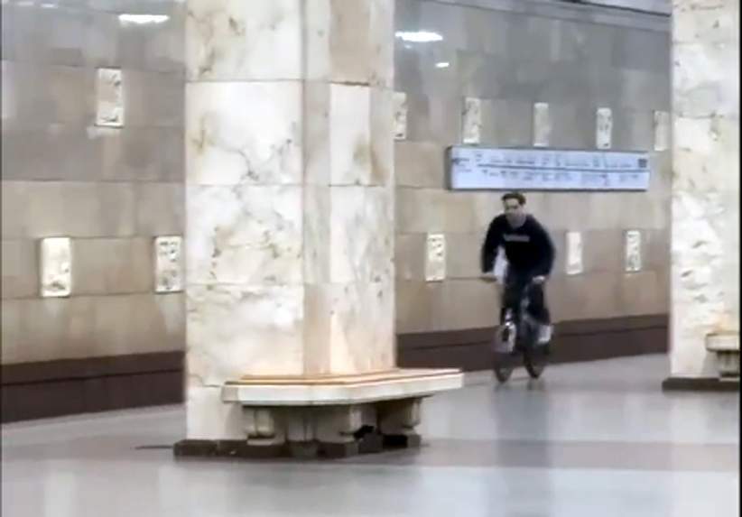 Metroda platformadan platformaya tullanan velosipedçi saxlanılıb
