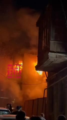 Bakının mərkəzində bina yanır