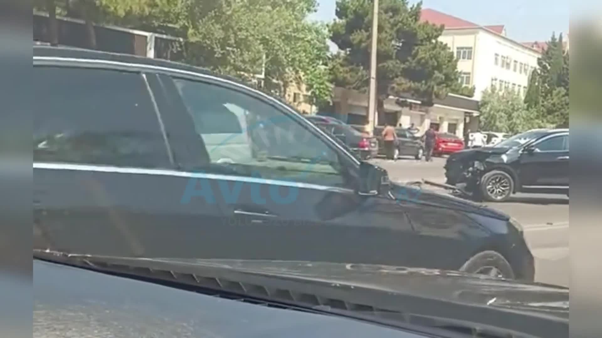 Xətaidə “KIA” yük maşını ilə toqquşdu