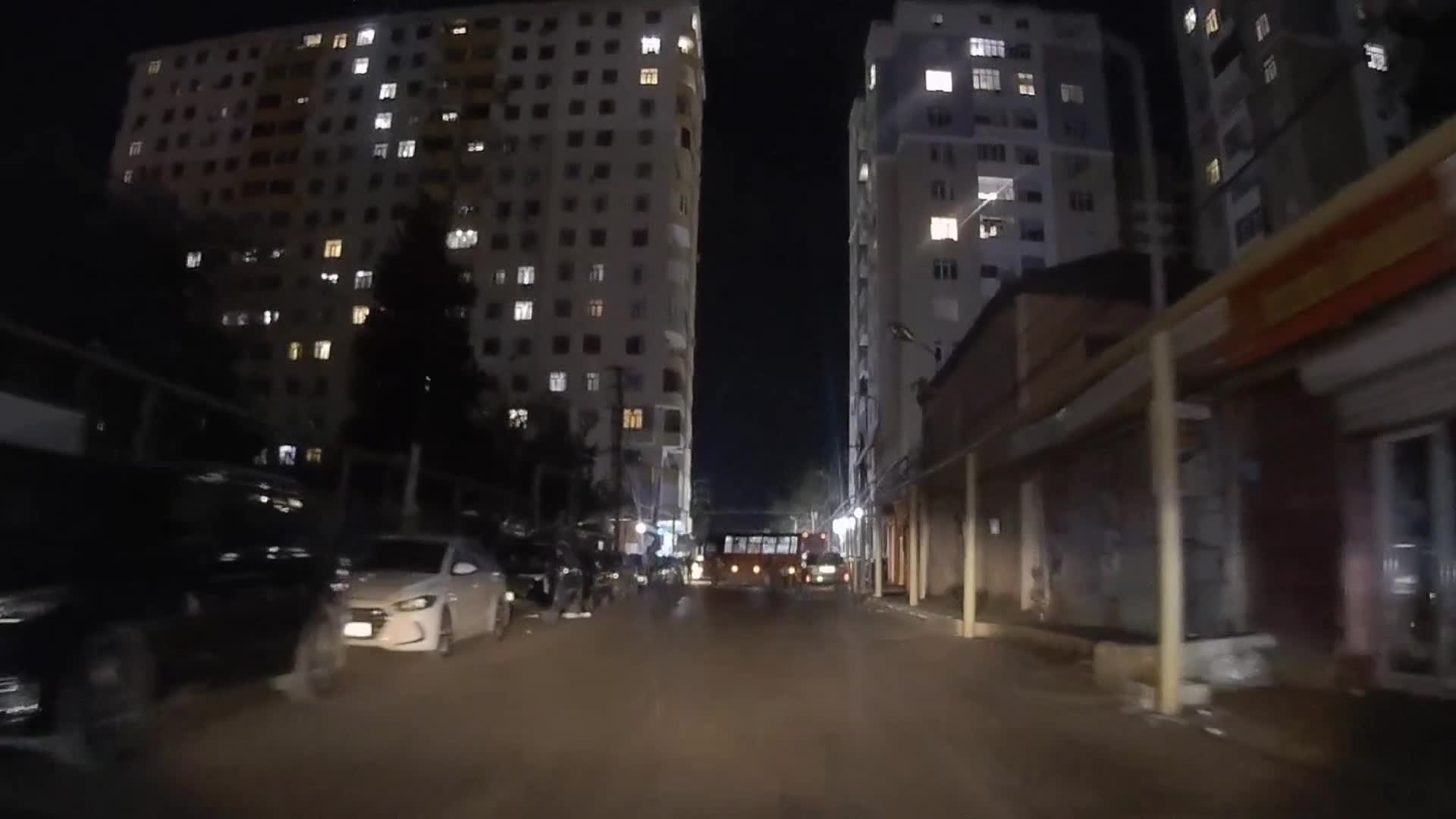 Üç metrlik yolda geriyə dönmək istəyən sürücü yolu kəsdi