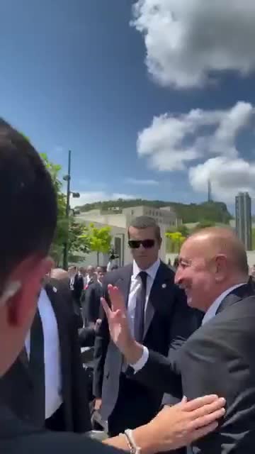 Prezident jurnalisti görüb avtomobildən düşdü