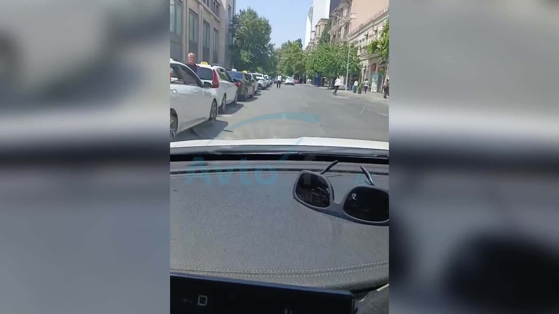 Füzuli küçəsində taksi nişanlı avtomobillər dayanacağı zəbt edir