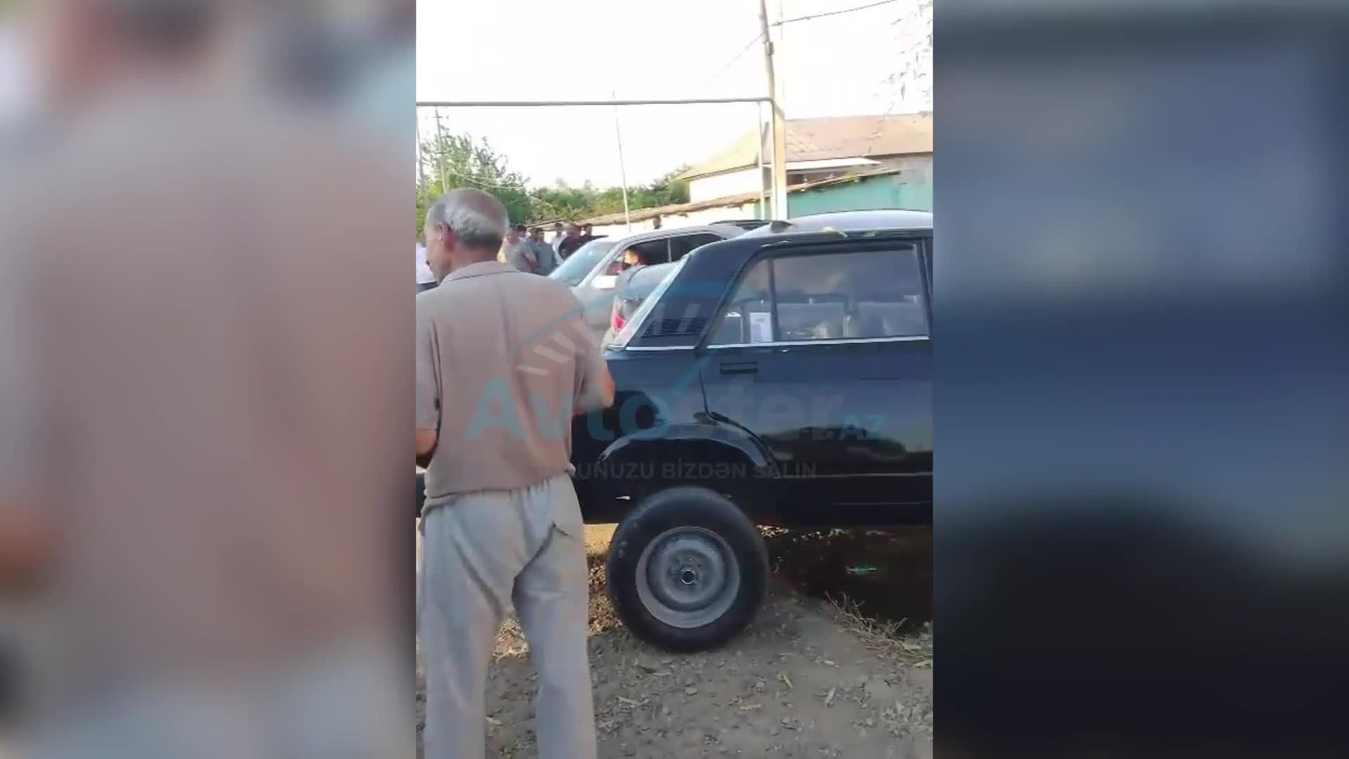Biləsuvarda iki avtomobil toqquşdu, ardınca ağaca çırpıldı