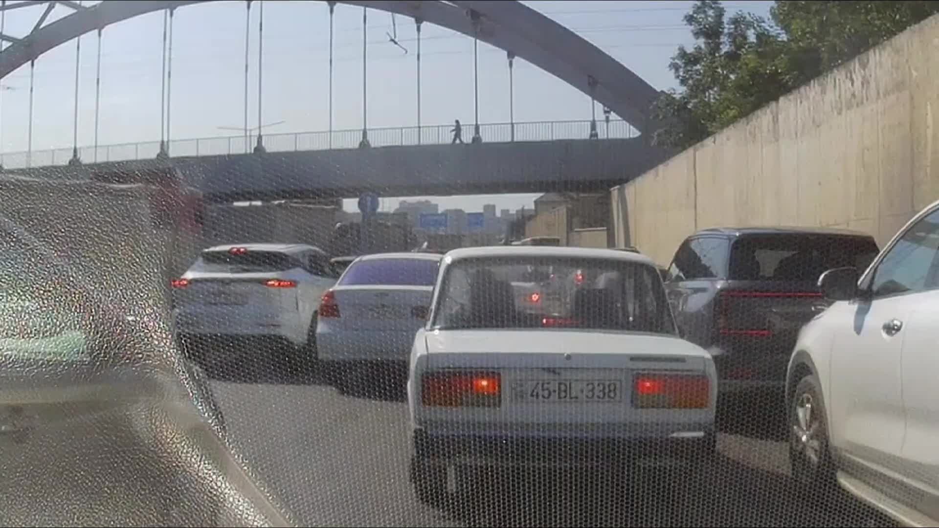 Sürücü düz yolunu getdiyi yerdə maşını dihər avtomobilə çırpdı