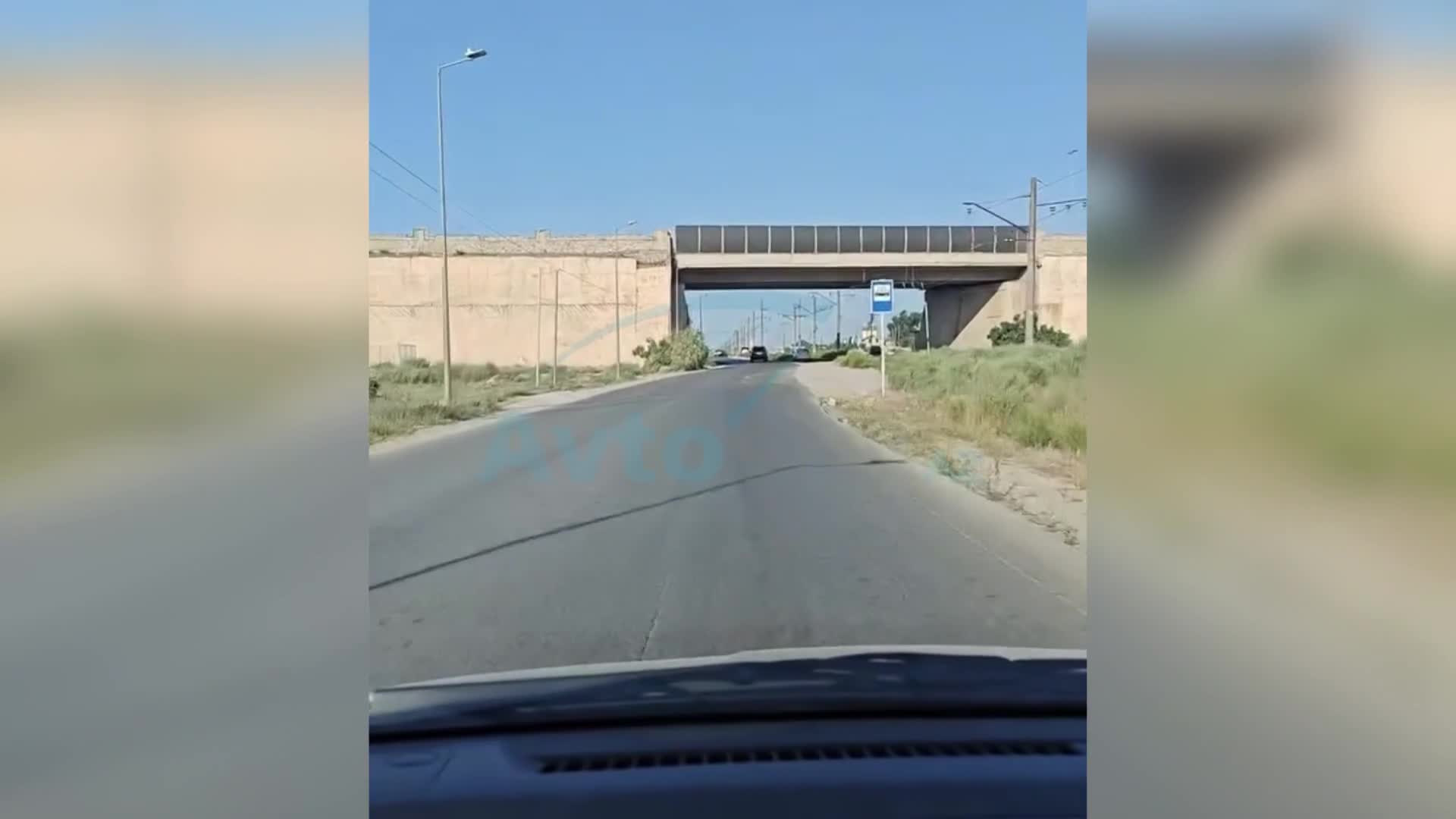 Aşınmış və işıqlandırılmayan bu küçə sürücülərə təhlükə yaradır