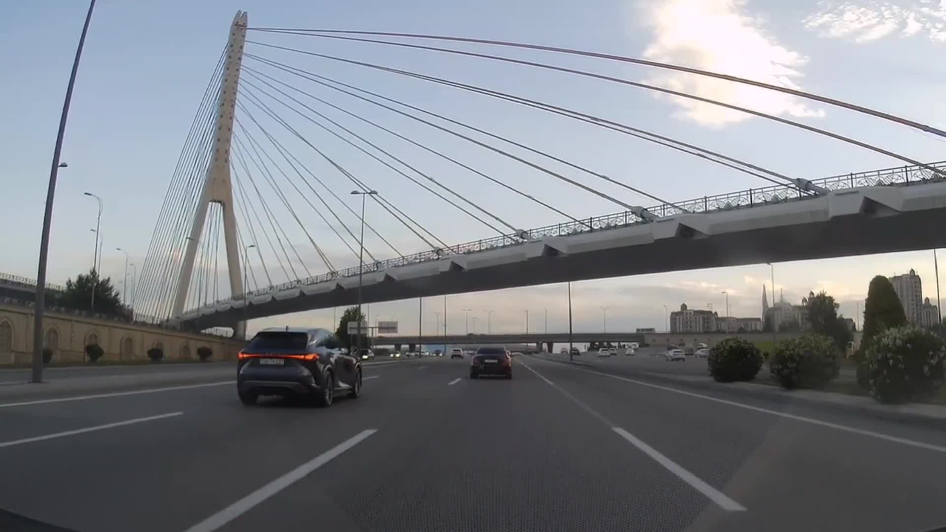 Bir zolaq üzrə hərəkət edə bilməyən sürücü 