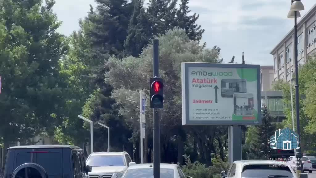 iki parkın kəsişməsində yeni piyada işıqforları quraşdırılıb