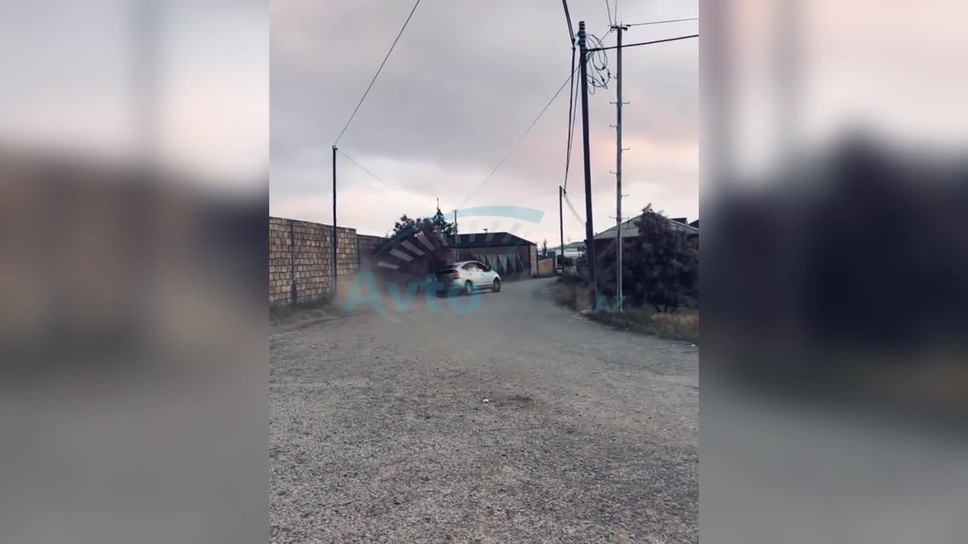 “Şou” göstərmək istəyən sürücü avtomobili işıq dirəyinə çırpdı