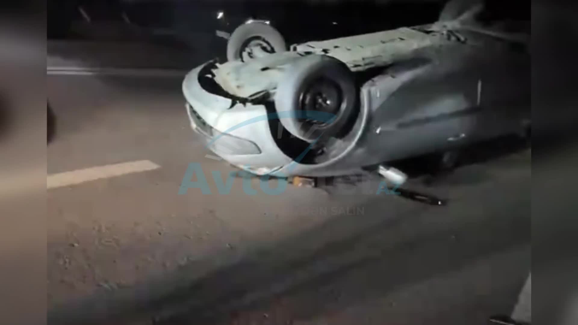 Qəbələdə işıqsız və nişansız küçədə taksi aşdı