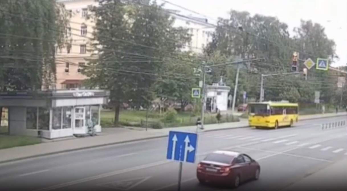 Avtobus "zebra"da qadını vurub sürüklədi; 26 yaşlı piyada öldü
