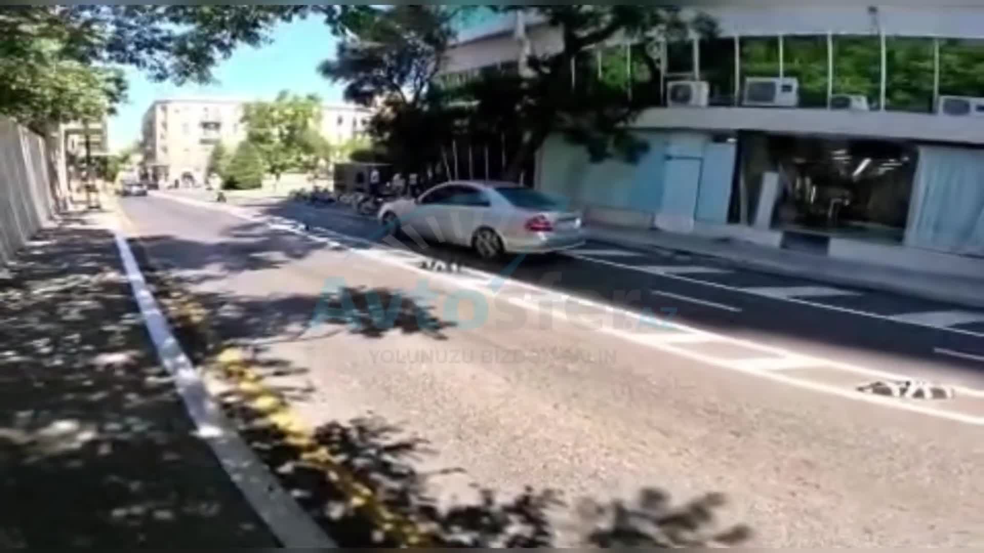 Maşını velosiped zolağında park edib yolu bağladı 