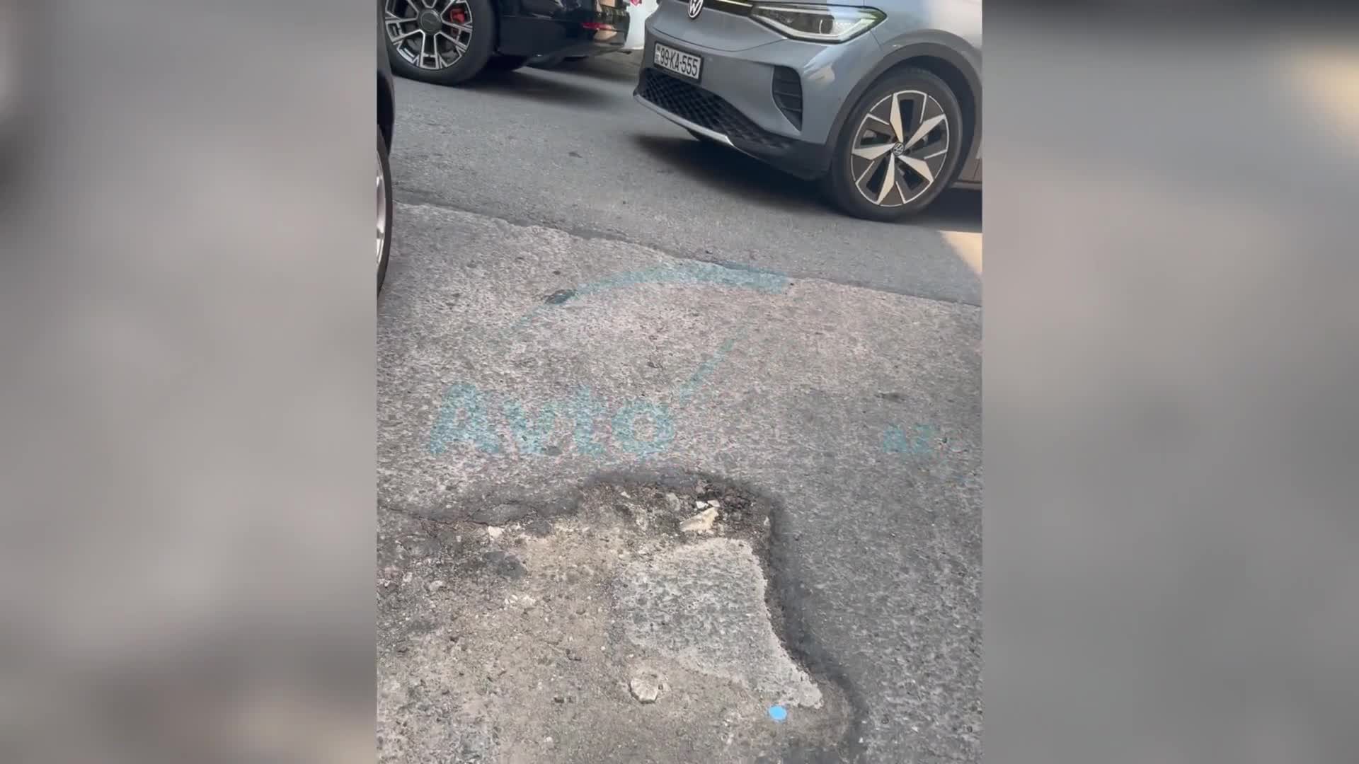 Sürücülər səkini zəbt etdi – Piyadalar çətinliklə keçdi 