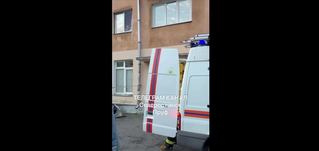 Avtomobildə mübahisə edən cütlük binaya çırpıldı