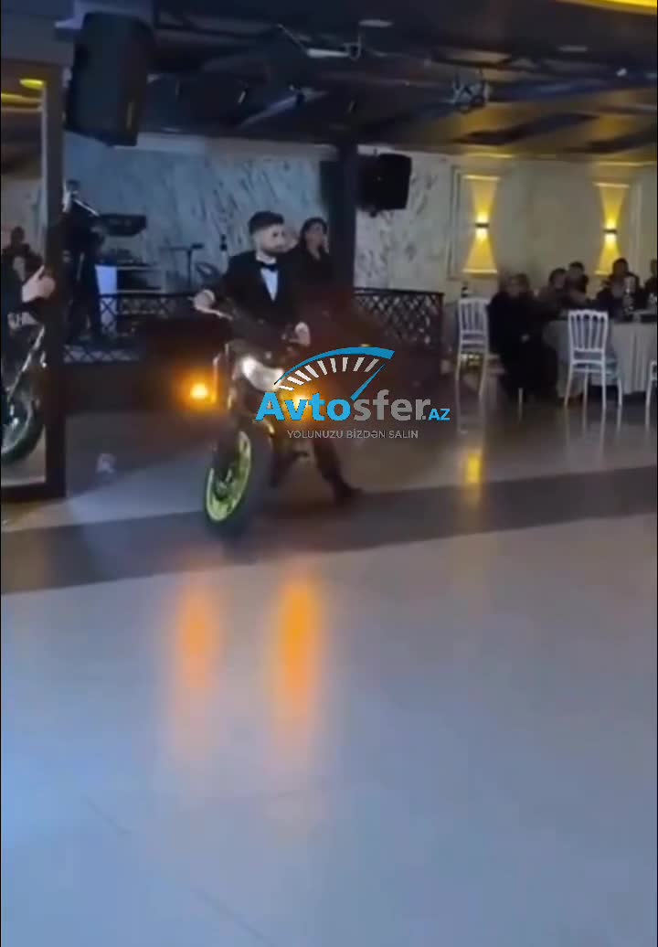 Gəlin və bəy motosikletlə zala daxil oldu