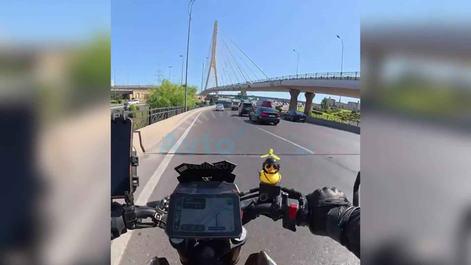 Prospektdə təhlükəli asfalt motosikletçiləri riskə atır