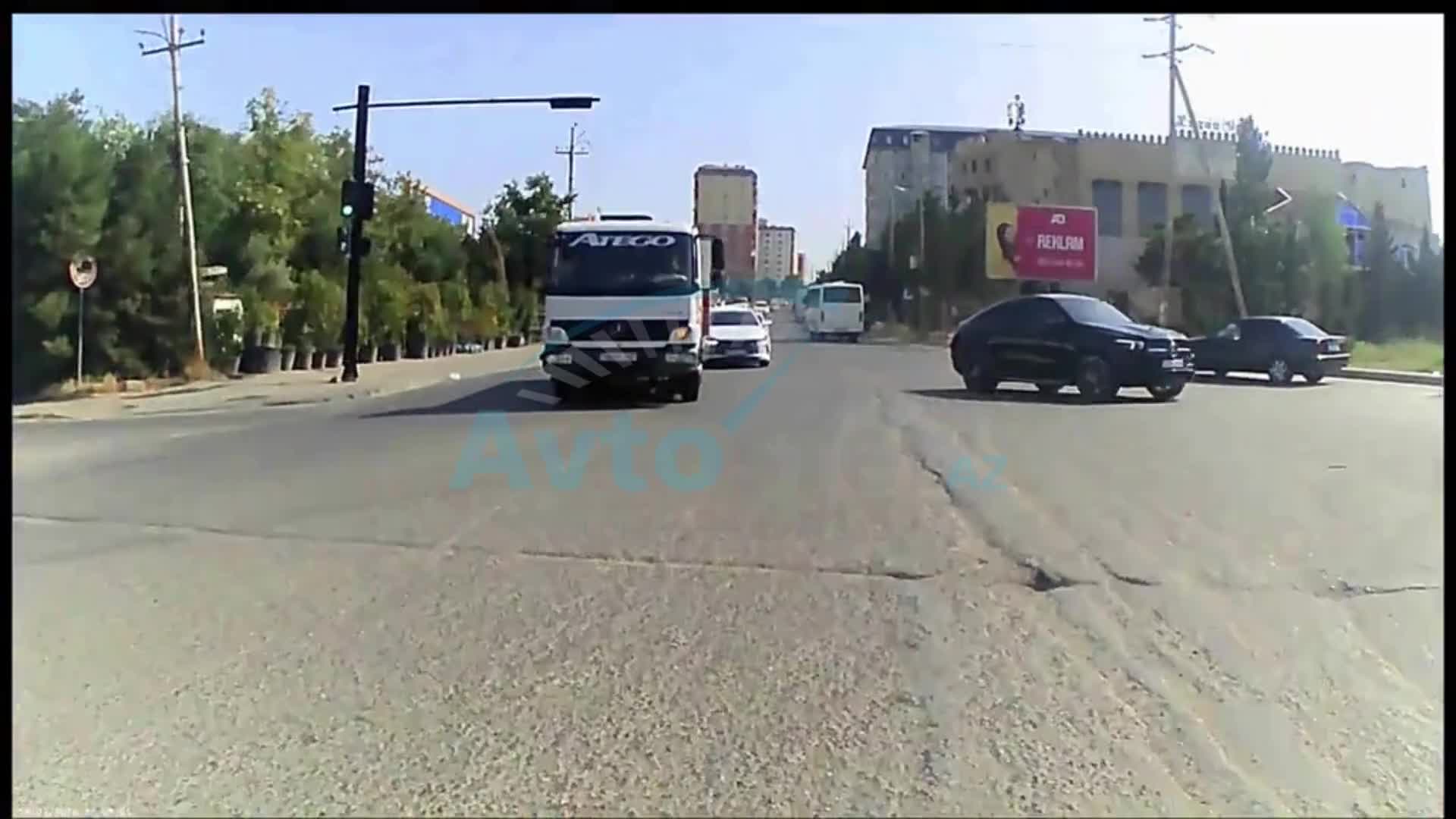 Yolayrıcına təhlükəli şəkildə girən sürücü qəza şəraiti yaratdı 