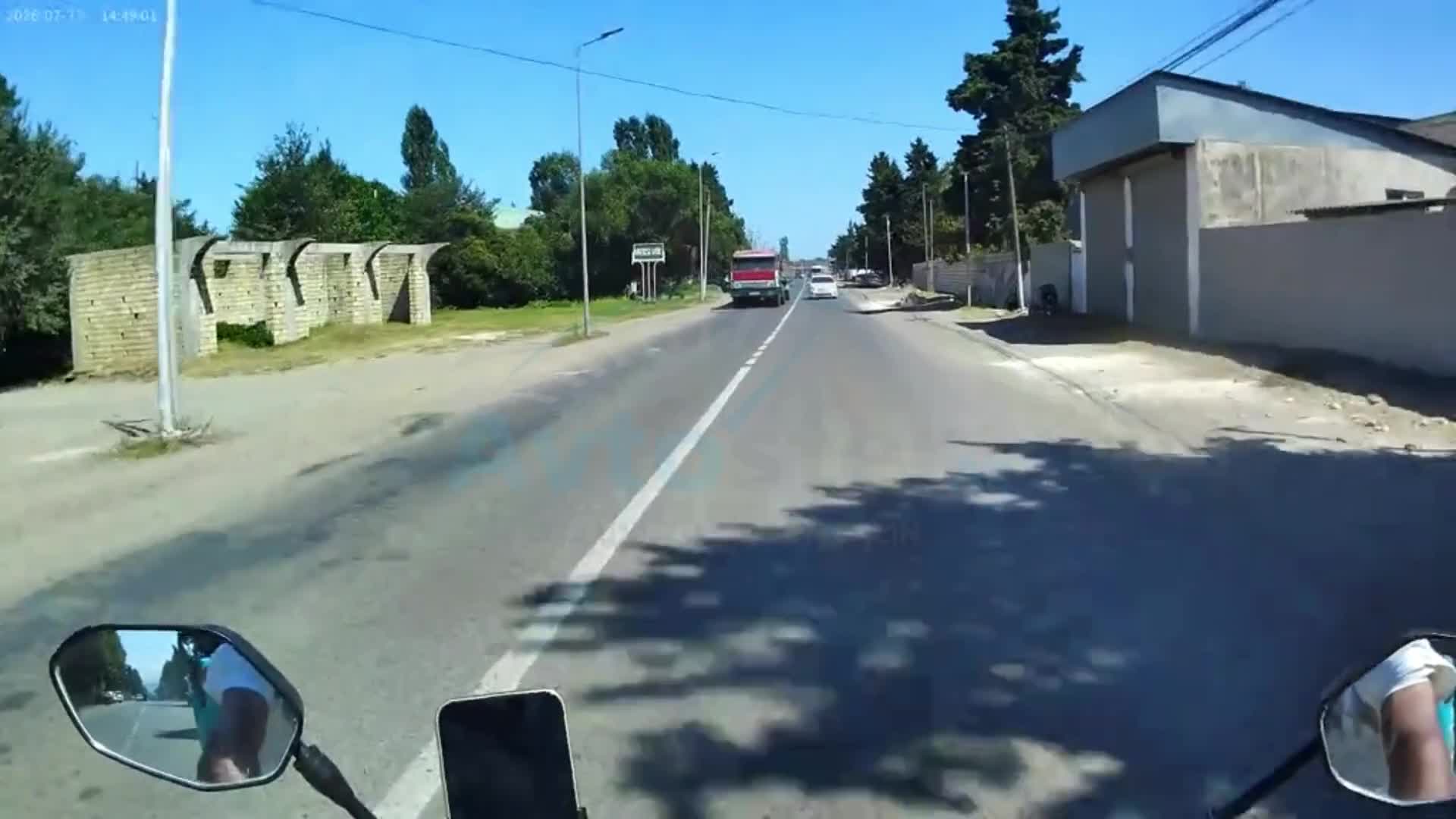 Əks yola çıxan sürücü motosikletçini təhlükə ilə üz-üzə qoydu 