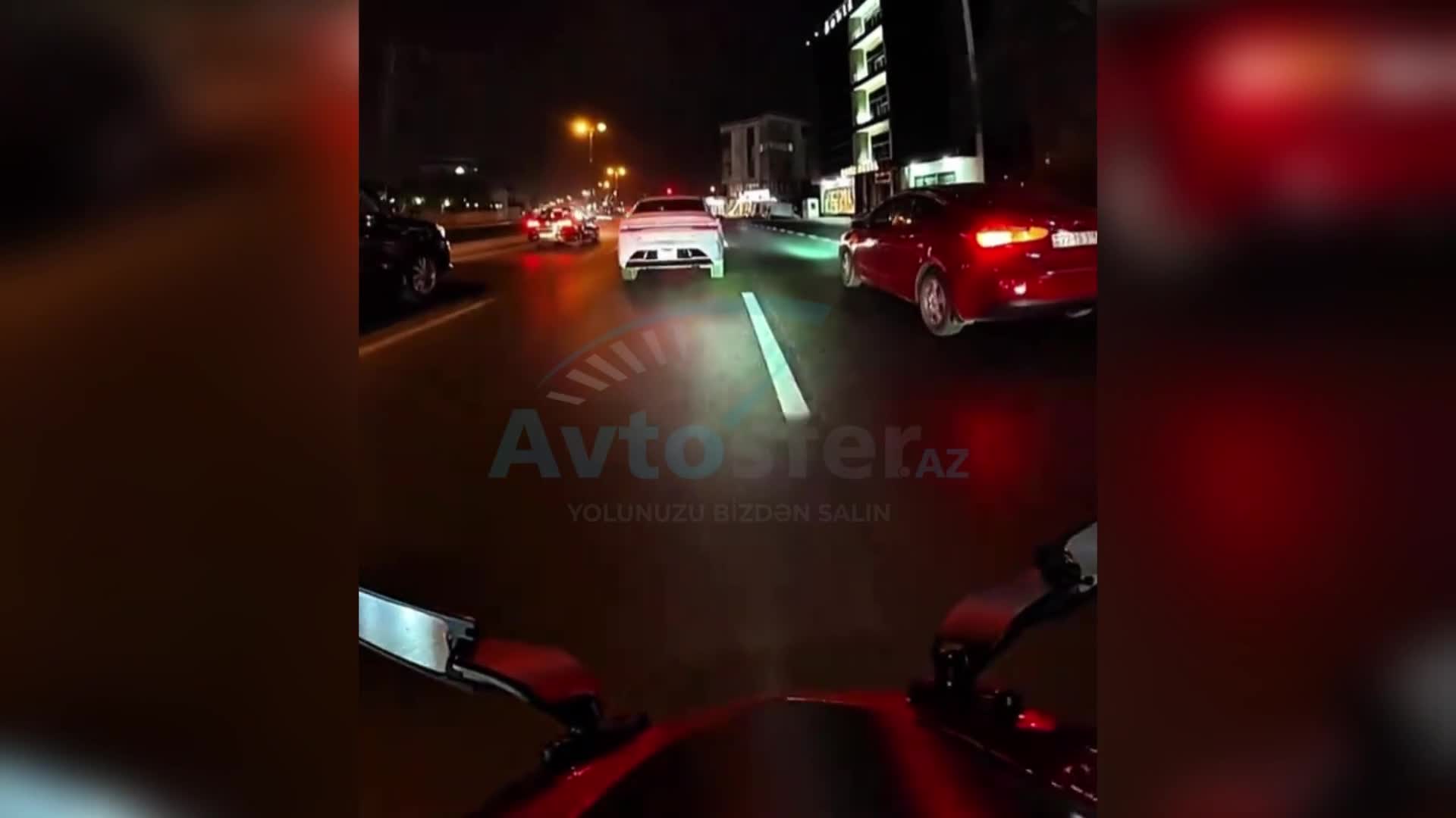 Közərmiş siqaret kötüyü motosikletçinin üzərinə düşdü