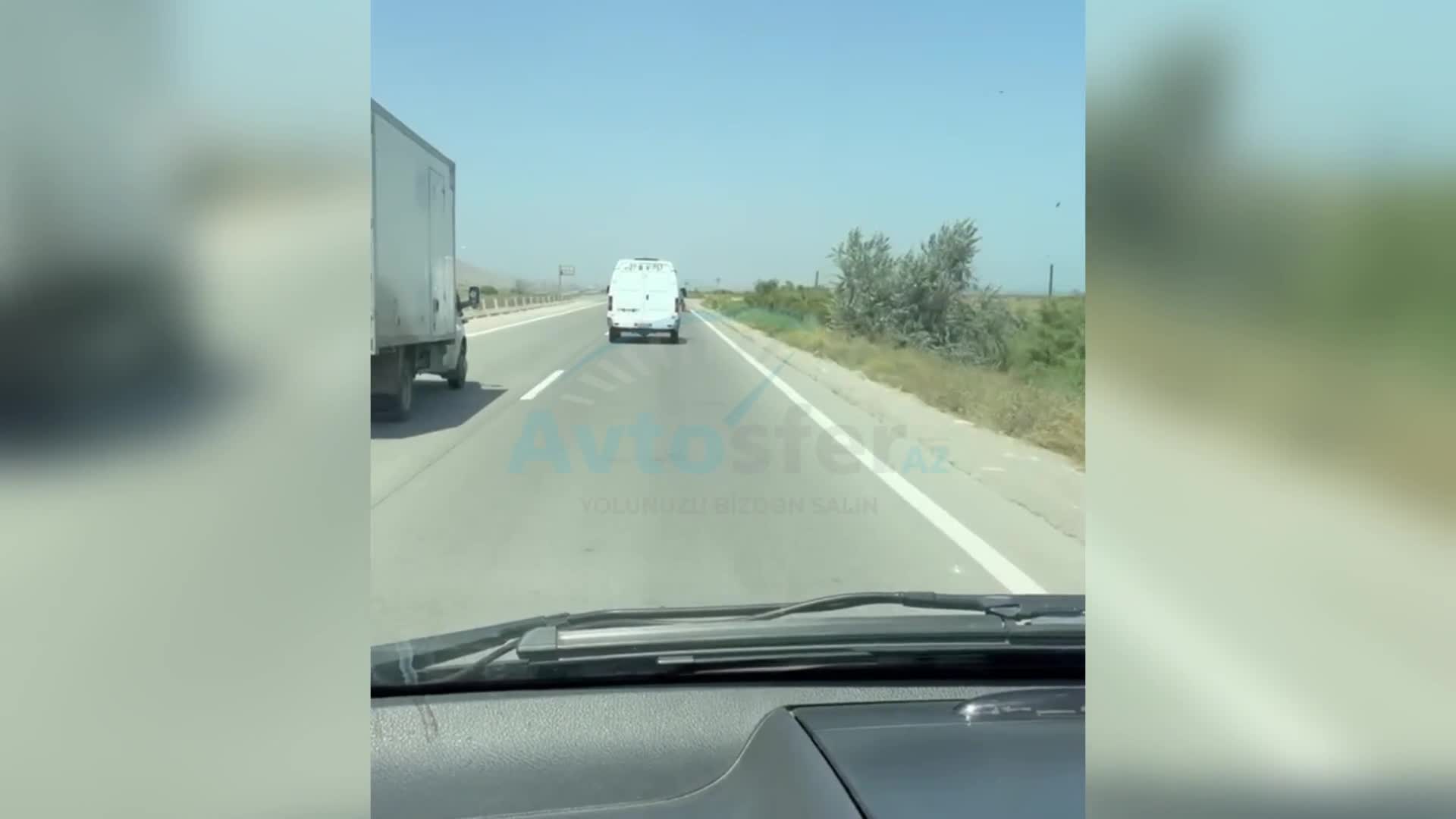 Bakı-Quba yolunda ayaqlarını maşından çıxaran sərnişin  