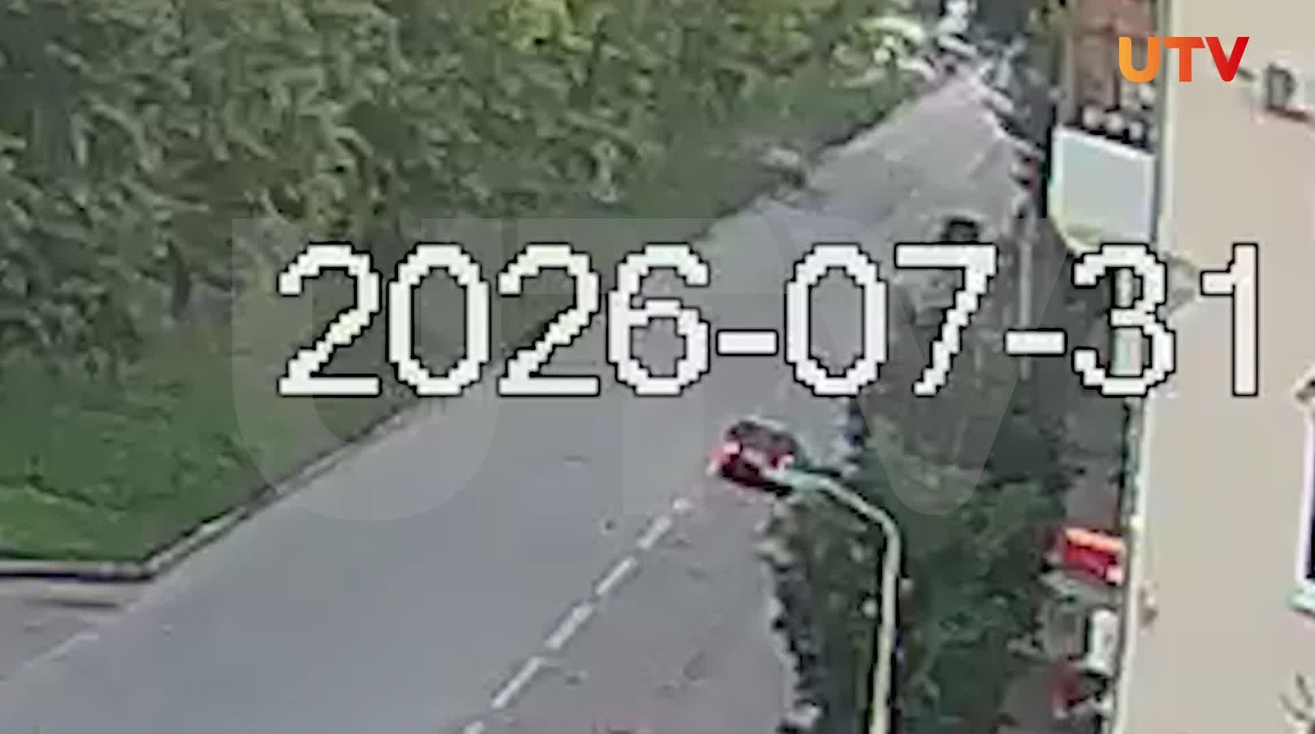 Dəhşətli yol qəzası: Avtomobil iki yerə bölündü