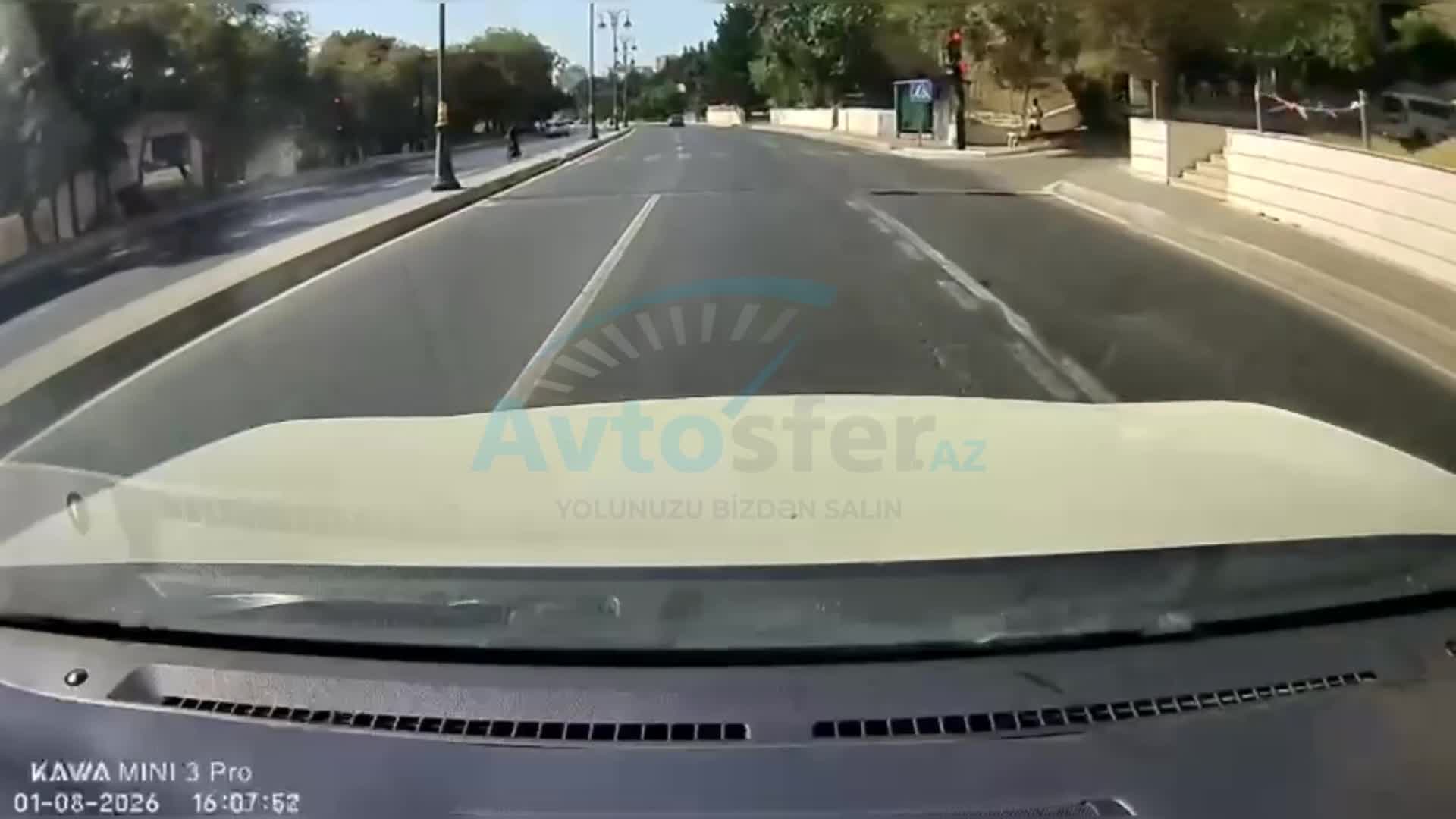 Avtobus sürücüsü qırmızı işıqda yoluna davam etdi