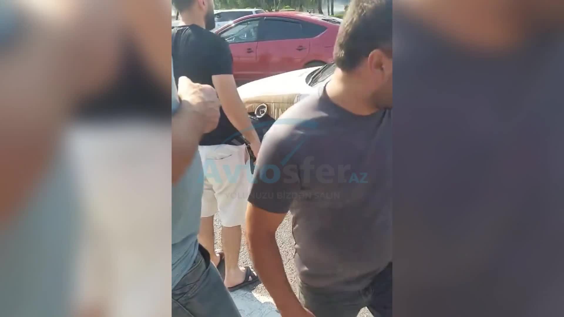 Prospektdə qadın sürücü “BMW”ni bordürə çırpdı 