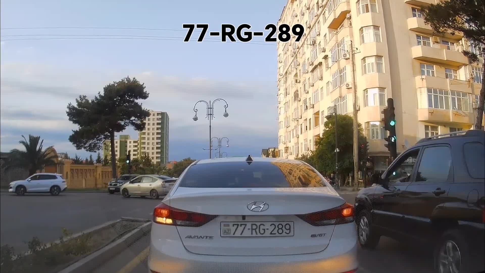 Svetofora əhəmiyyət verməyən sürücü qırmızı işıqda keçdi 