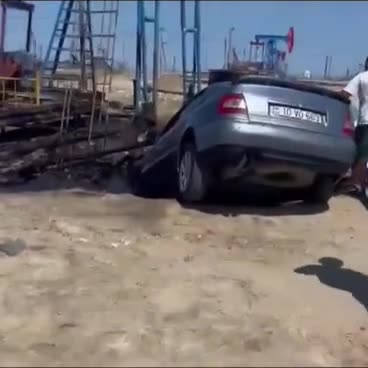 Bakıda avtomobil neft quyusuna düşdü