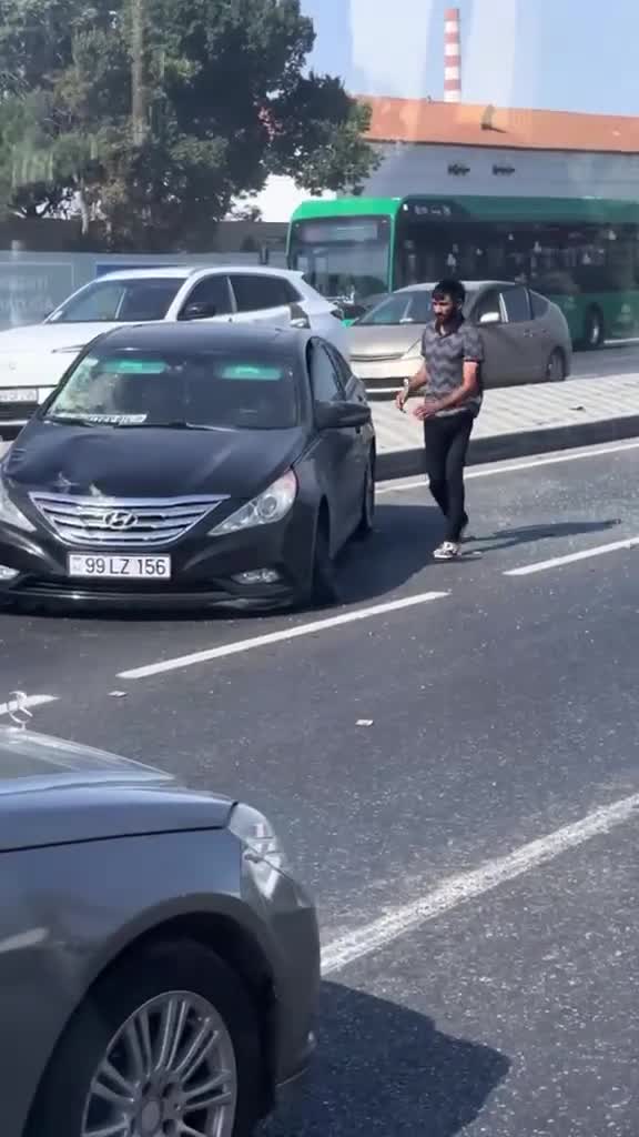 Bakıda qadın sürücü qəza törətdi: “Hyundai” əks yola çıxdı