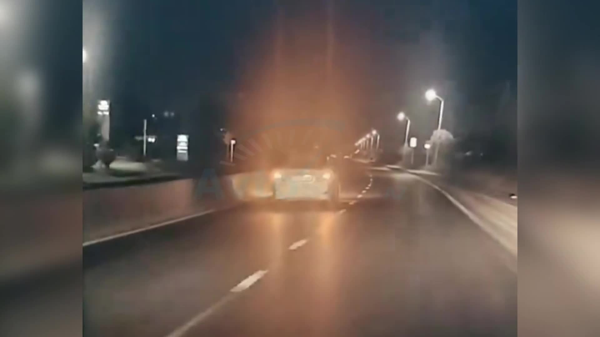İdarəetmədən çıxan maşın beton arakəsməyə dəyib yoluna davam etdi