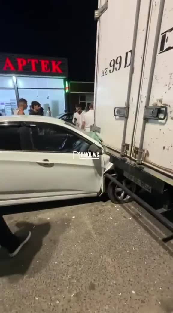 Bakıda yük maşını ilə minik avtomobili toqquşub
