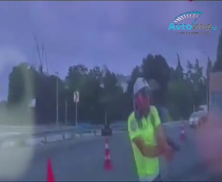 Turist polisə bıçaqla hücum etdi