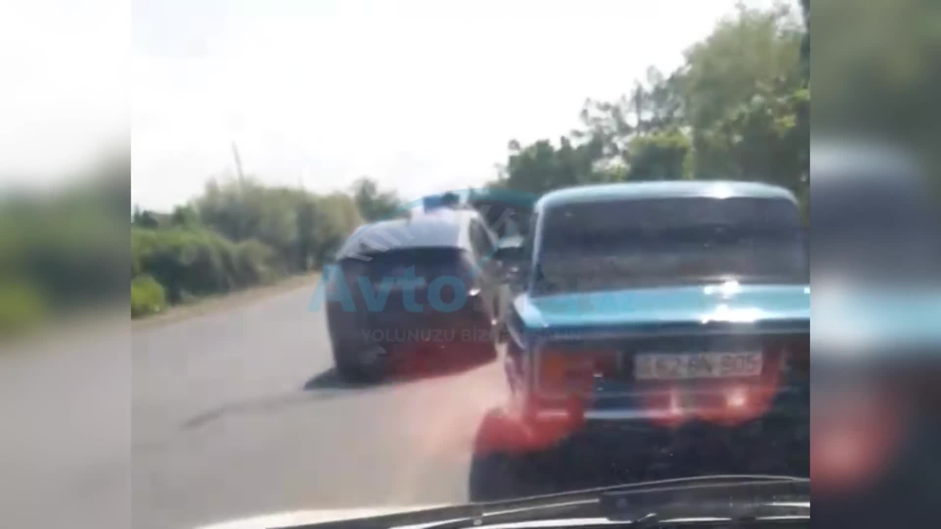 Balakəndə “KIA” əvvəl avtomobilə, sonra işıq dirəyinə çırpıldı 