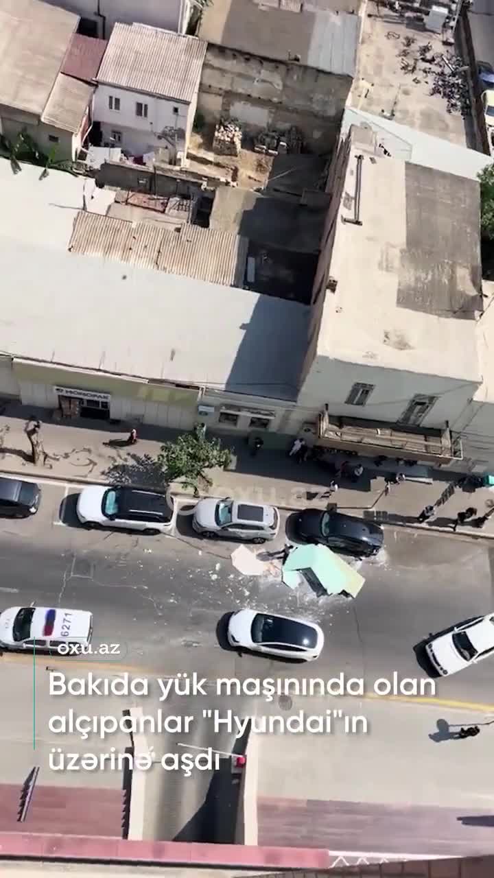 Bakıda yük maşınında olan alçıpanlar "Hyundai"ın üzərinə aşdı 