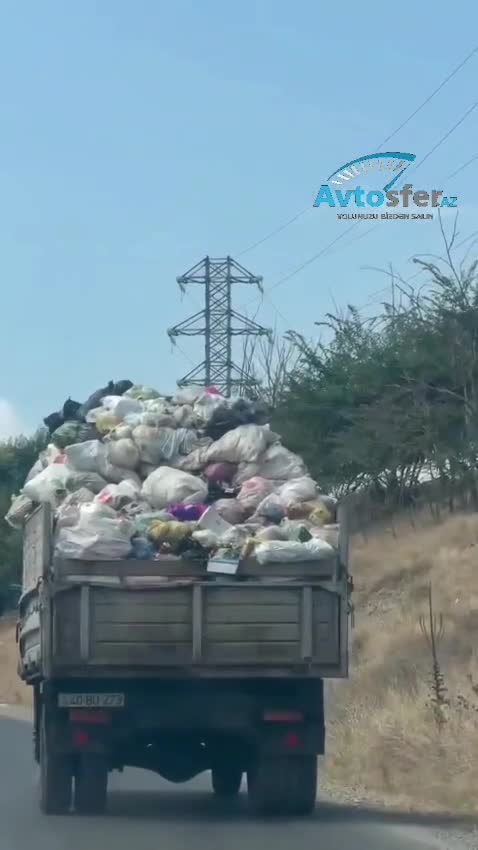 Qubada zibil daşıyan maşın təhlükə yaratdı