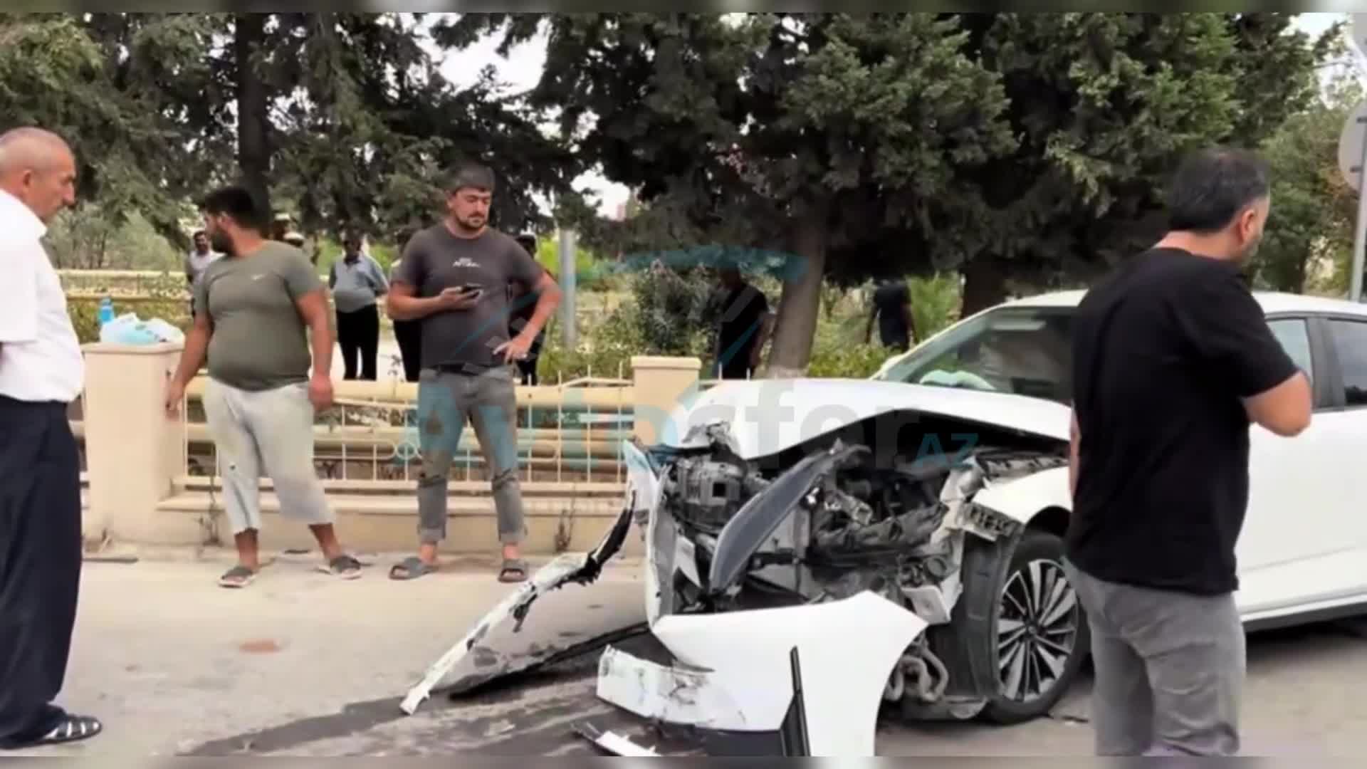 Şirvanda “Opel” yol kənarına aşdı, sürücü xəsarət aldı